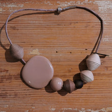 Carica l'immagine nel visualizzatore di Gallery, Girocollo Ecofriendly in carta, vetro di riciclo e resina.