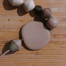 Carica l'immagine nel visualizzatore di Gallery, Girocollo Ecofriendly in carta, vetro di riciclo e resina.