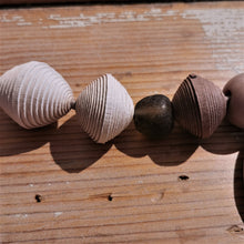 Carica l'immagine nel visualizzatore di Gallery, Girocollo Ecofriendly in carta, vetro di riciclo e resina.