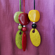 Carica l'immagine nel visualizzatore di Gallery, Collana lunga Ecofriendly in carta e resina