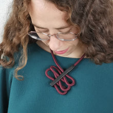 Carica l'immagine nel visualizzatore di Gallery, Collana girocollo Onde in cavi elettrici rivestiti e legno