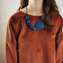 Carica l'immagine nel visualizzatore di Gallery, Girocollo Ecofriendly in carta, vetro di riciclo e resina.