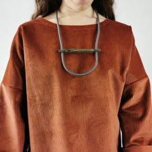 Carica l'immagine nel visualizzatore di Gallery, Collana in cavo elettrico rivestito e legno