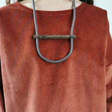 Carica l'immagine nel visualizzatore di Gallery, Collana in cavo elettrico rivestito e legno