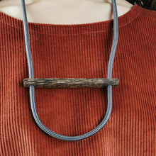 Carica l'immagine nel visualizzatore di Gallery, Collana in cavo elettrico rivestito e legno