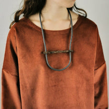 Carica l'immagine nel visualizzatore di Gallery, Collana in cavo elettrico rivestito e legno