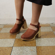 Carica l'immagine nel visualizzatore di Gallery, Zoccolo alto allacciato in pelle fatto a mano - Pezzi Unici