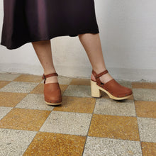 Carica l'immagine nel visualizzatore di Gallery, Zoccolo alto allacciato in pelle fatto a mano - Pezzi Unici