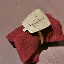 Carica l'immagine nel visualizzatore di Gallery, Anello albero piccolo in ottone