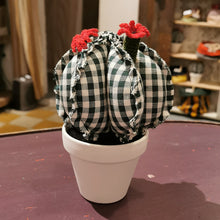 Carica l'immagine nel visualizzatore di Gallery, cactus di stoffa - pezzo unico