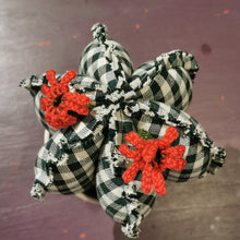 Carica l'immagine nel visualizzatore di Gallery, cactus di stoffa - pezzo unico