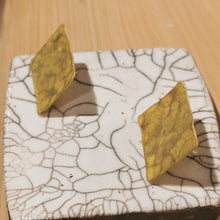 Carica l'immagine nel visualizzatore di Gallery, Orecchino ottone serie texture - Pezzo unico