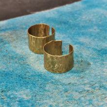 Carica l'immagine nel visualizzatore di Gallery, Anello in ottone serie texture - Pezzo unico