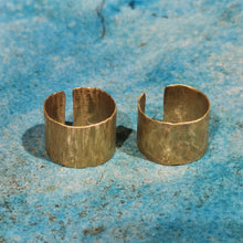 Carica l'immagine nel visualizzatore di Gallery, Anello in ottone serie texture - Pezzo unico