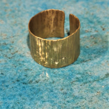 Carica l'immagine nel visualizzatore di Gallery, Anello in ottone serie texture - Pezzo unico