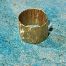 Carica l'immagine nel visualizzatore di Gallery, Anello in ottone serie texture - Pezzo unico