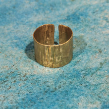 Carica l'immagine nel visualizzatore di Gallery, Anello in ottone serie texture - Pezzo unico