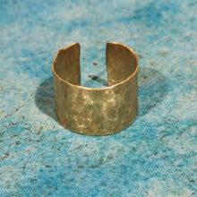Carica l'immagine nel visualizzatore di Gallery, Anello in ottone serie texture - Pezzo unico