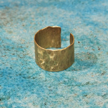 Carica l'immagine nel visualizzatore di Gallery, Anello in ottone serie texture - Pezzo unico