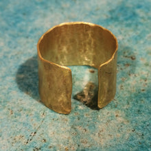 Carica l'immagine nel visualizzatore di Gallery, Anello in ottone serie texture - Pezzo unico