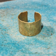 Carica l'immagine nel visualizzatore di Gallery, Anello in ottone serie texture - Pezzo unico