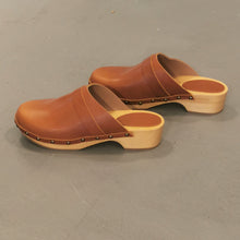 Carica l'immagine nel visualizzatore di Gallery, Zoccolo in pelle fatto a mano - Pezzi Unici
