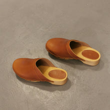 Carica l'immagine nel visualizzatore di Gallery, Zoccolo in pelle fatto a mano - Pezzi Unici