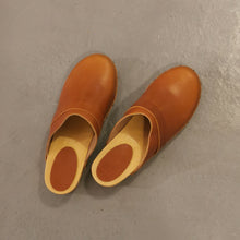 Carica l'immagine nel visualizzatore di Gallery, Zoccolo in pelle fatto a mano - Pezzi Unici