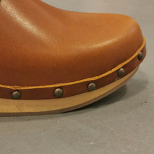 Carica l'immagine nel visualizzatore di Gallery, Zoccolo in pelle fatto a mano - Pezzi Unici