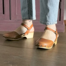 Carica l'immagine nel visualizzatore di Gallery, Zoccolo allacciato in pelle fatto a mano - Pezzi Unici