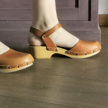Carica l'immagine nel visualizzatore di Gallery, Zoccolo allacciato in pelle fatto a mano - Pezzi Unici