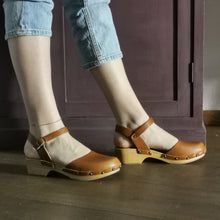 Carica l'immagine nel visualizzatore di Gallery, Zoccolo allacciato in pelle fatto a mano - Pezzi Unici