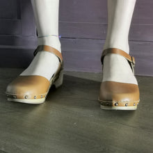 Carica l'immagine nel visualizzatore di Gallery, Zoccolo allacciato in pelle fatto a mano - Pezzi Unici