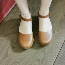 Carica l'immagine nel visualizzatore di Gallery, Zoccolo allacciato in pelle fatto a mano - Pezzi Unici