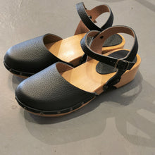 Carica l'immagine nel visualizzatore di Gallery, Zoccolo allacciato in pelle fatto a mano - Pezzi Unici