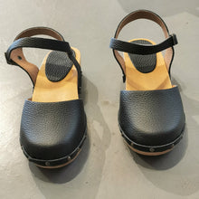 Carica l'immagine nel visualizzatore di Gallery, Zoccolo allacciato in pelle fatto a mano - Pezzi Unici