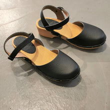 Carica l'immagine nel visualizzatore di Gallery, Zoccolo allacciato in pelle fatto a mano - Pezzi Unici