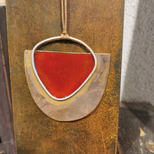 Carica l'immagine nel visualizzatore di Gallery, Collana lunga con pendente mezza luna in ottone smaltato