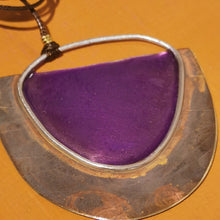 Carica l'immagine nel visualizzatore di Gallery, Collana lunga con pendente mezza luna in ottone smaltato