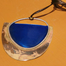 Carica l'immagine nel visualizzatore di Gallery, Collana lunga con pendente mezza luna in ottone smaltato