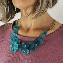 Carica l'immagine nel visualizzatore di Gallery, Collana girocollo con tanti elementi circolari lavorati - Pezzo Unico