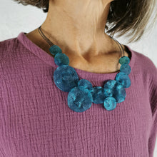 Carica l'immagine nel visualizzatore di Gallery, Collana girocollo con tanti elementi circolari lavorati - Pezzo Unico