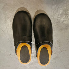 Carica l'immagine nel visualizzatore di Gallery, Zoccolo in pelle fatto a mano - Pezzi Unici