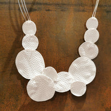 Carica l'immagine nel visualizzatore di Gallery, Collana girocollo con tanti elementi circolari lavorati - Pezzo Unico
