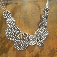 Carica l'immagine nel visualizzatore di Gallery, Collana girocollo con tanti elementi circolari lavorati - Pezzo Unico