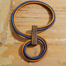 Carica l'immagine nel visualizzatore di Gallery, Collana girocollo (mobile) in cavo elettrico rivestito e legno