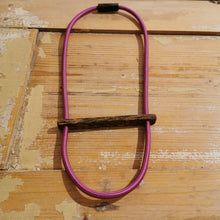 Carica l'immagine nel visualizzatore di Gallery, Collana in cavo elettrico rivestito e legno