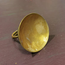 Carica l'immagine nel visualizzatore di Gallery, Anello in ottone smaltato a scodella