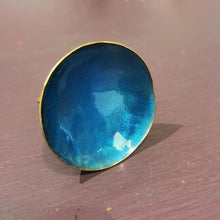 Carica l'immagine nel visualizzatore di Gallery, Anello in ottone smaltato a scodella