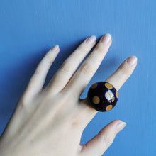 Carica l'immagine nel visualizzatore di Gallery, Anello in vetro a pois colorati